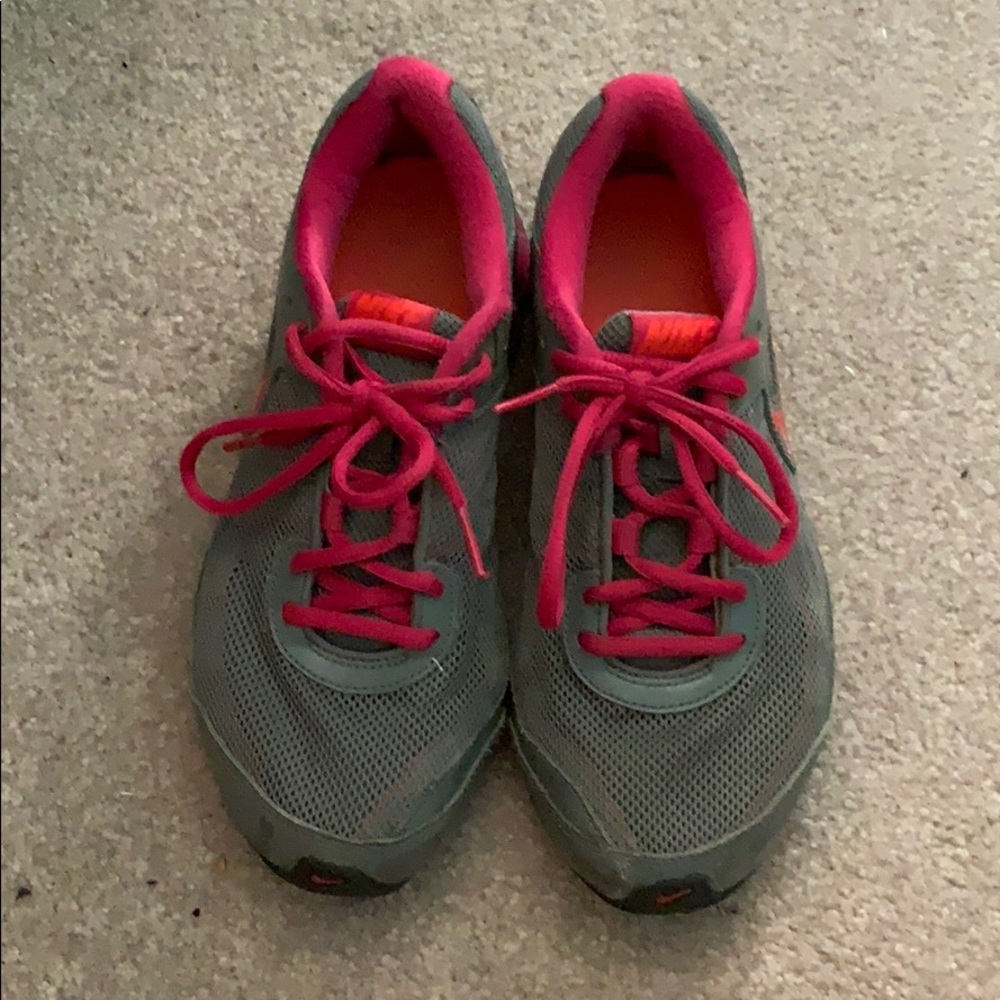 Size 6 women’s Nike running shoes/sneakers - Picture 3 of 3
